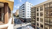 Exterior view of Flat for sale in  Barcelona Capital  with Air Conditioner, Terrace and Balcony