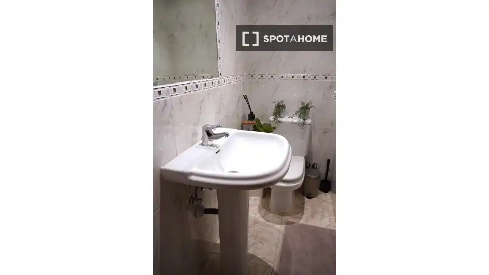 Bathroom of Flat for rent in Madrid  with Air Conditioner, Heating and Furnished