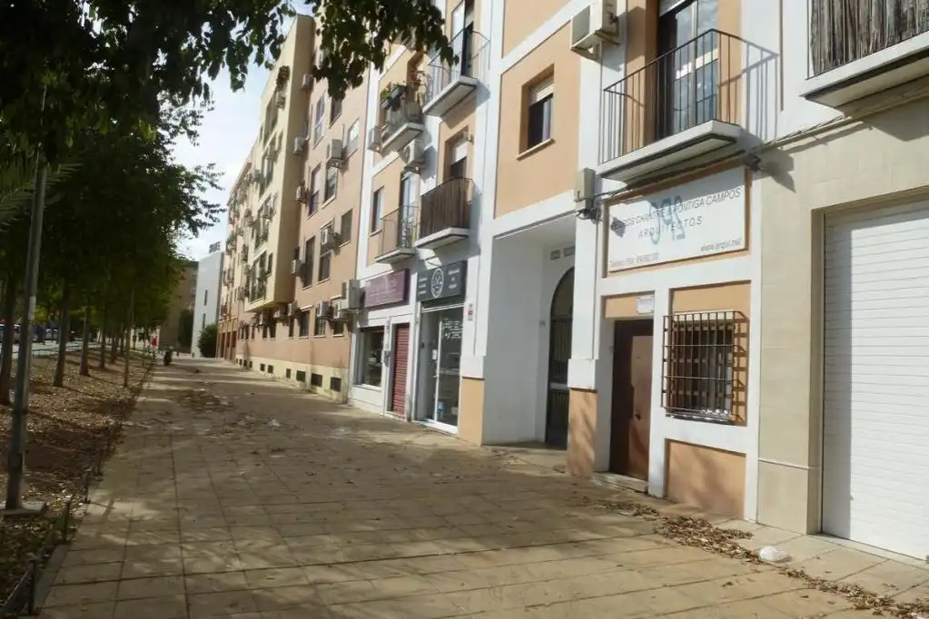 Vista exterior de Garaje en venta en Sevilla