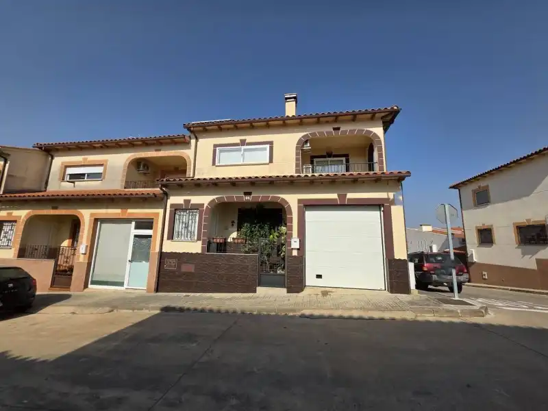 Vista exterior de Casa o xalet en venda en Malpartida de Plasencia amb Aire condicionat, Calefacció i Jardí privat