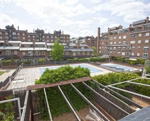 Vista exterior de Casa adosada en venda en San Sebastián de los Reyes amb Aire condicionat, Jardí privat i Traster