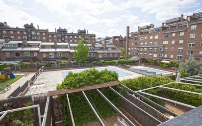 Vista exterior de Casa adosada en venda en San Sebastián de los Reyes amb Aire condicionat, Jardí privat i Traster