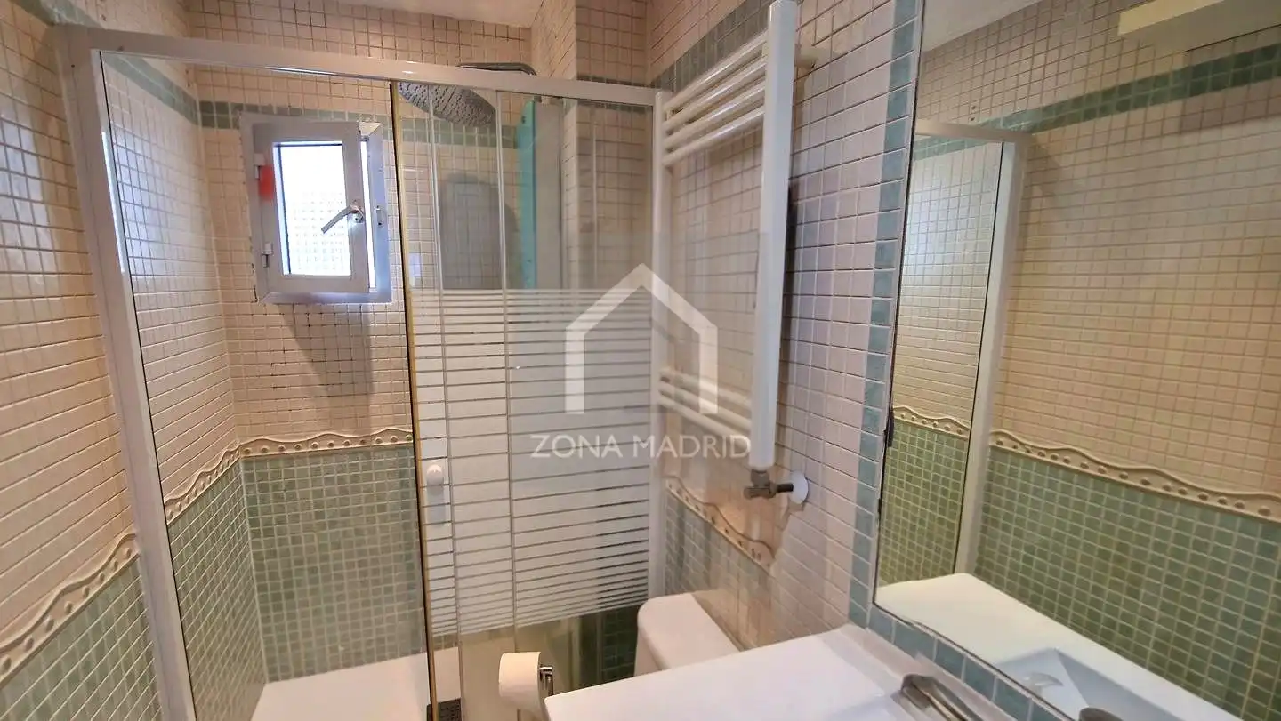 Bathroom of Flat for sale in Madrid  with Air Conditioner and Terrace