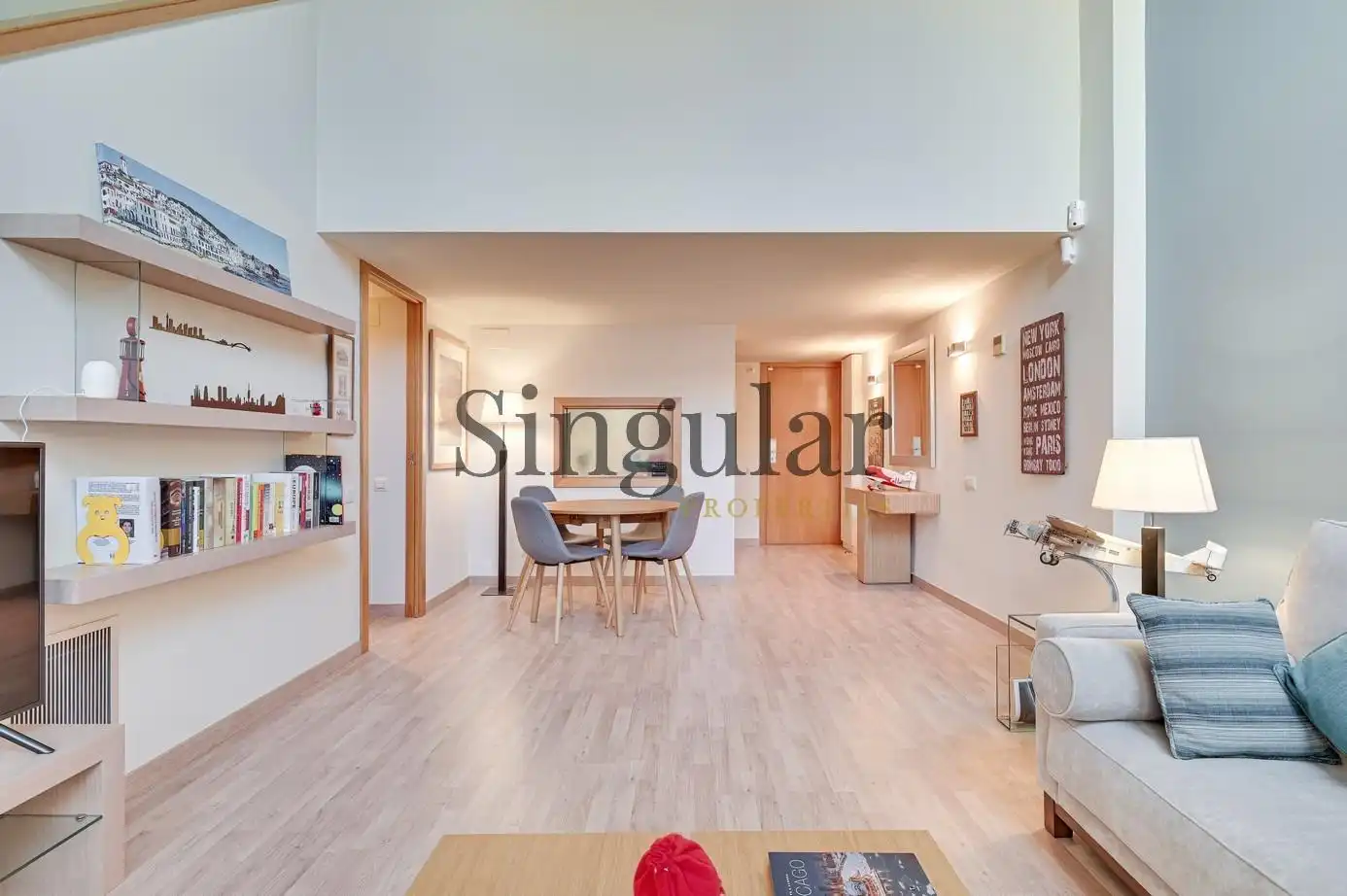 Sala d'estar de Dúplex en venda en Barcelona amb Aire condicionat, Calefacció i Parquet