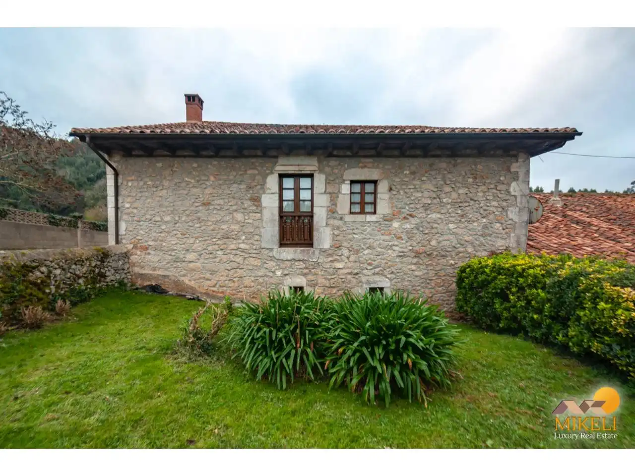 Vista exterior de Casa o xalet en venda en Alfoz de Lloredo amb Calefacció, Jardí privat i Terrassa