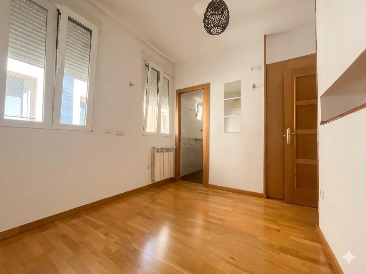 Schlafzimmer von Dachboden zur Miete in Madrid mit Klimaanlage, Heizung und Terrasse