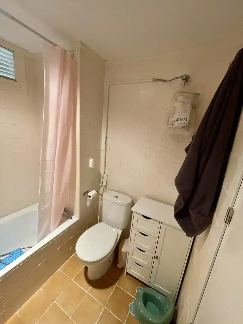 Baño de Apartamento de alquiler en Benicasim / Benicàssim con Aire acondicionado, Piscina y Amueblado