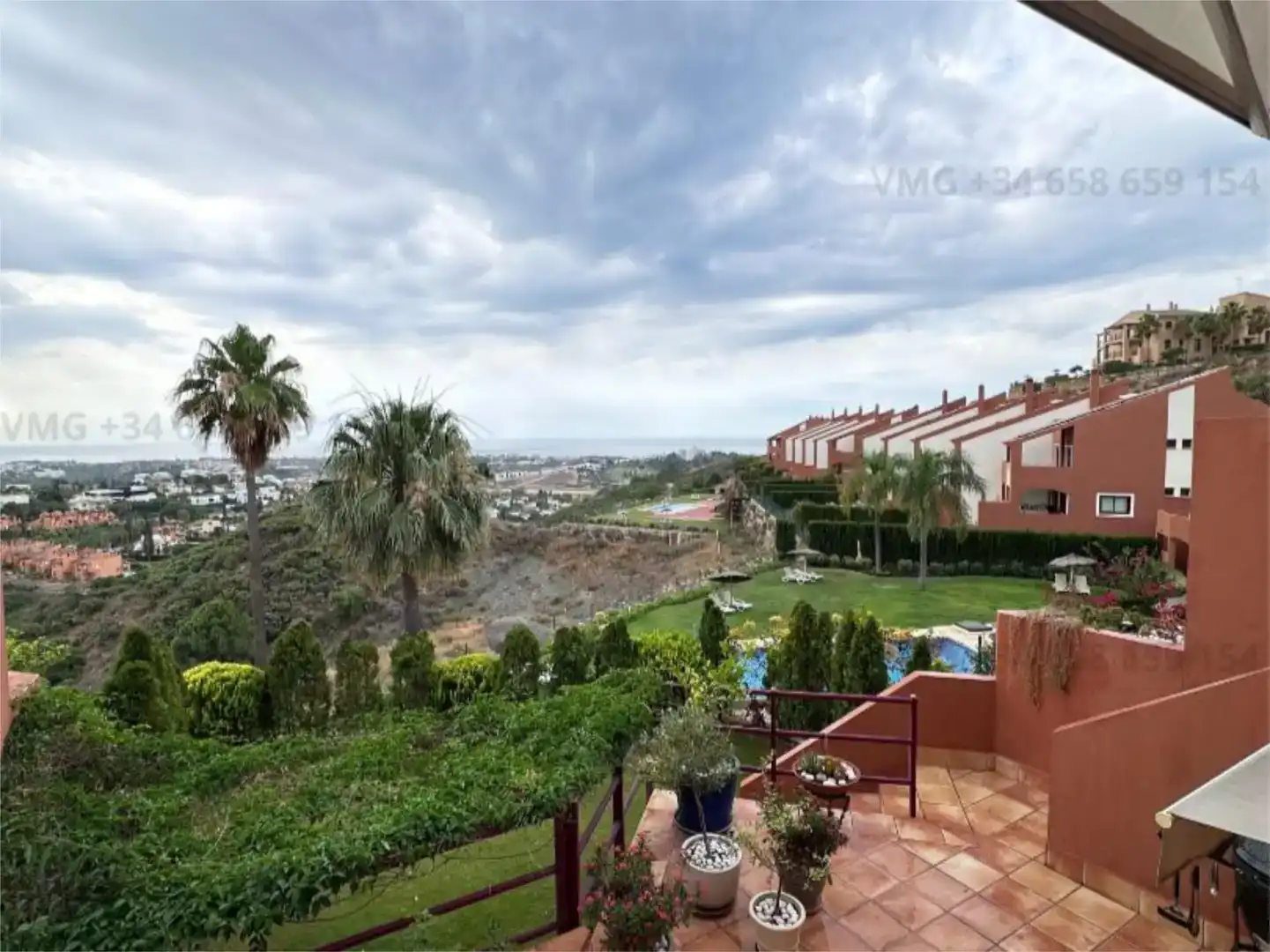 Vista exterior de Casa o xalet en venda en Benahavís amb Aire condicionat i Balcó