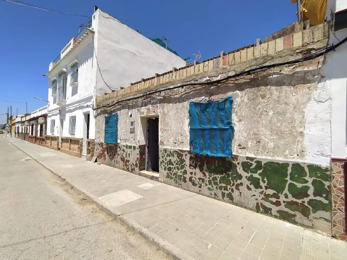 Vista exterior de Casa o chalet en venta en Lora del Río con Terraza