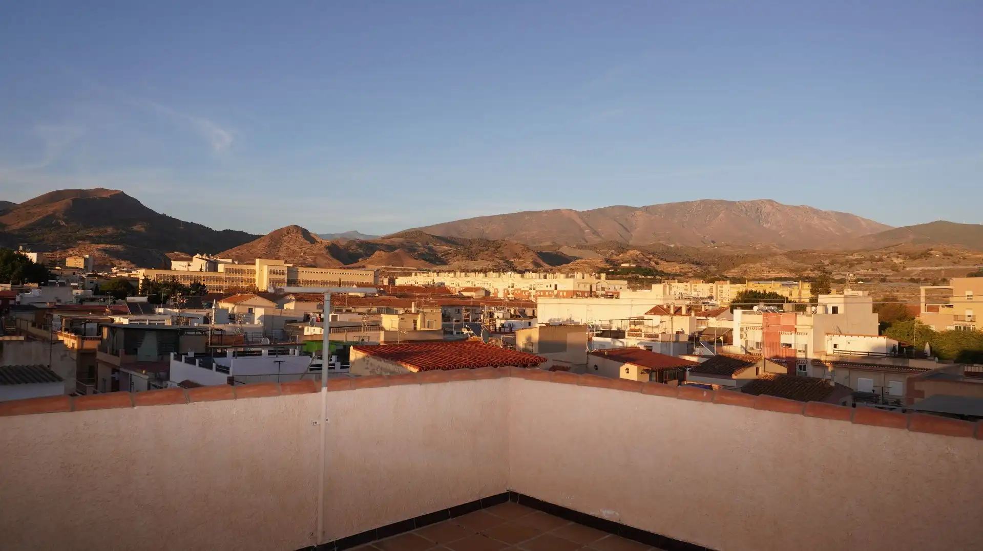 Vista exterior de Casa adosada en venda en Motril amb Aire condicionat i Terrassa