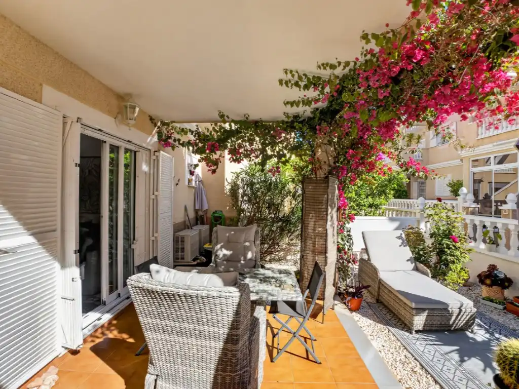 Terrassa de Casa o xalet en venda en Orihuela amb Aire condicionat, Jardí privat i Piscina comunitària