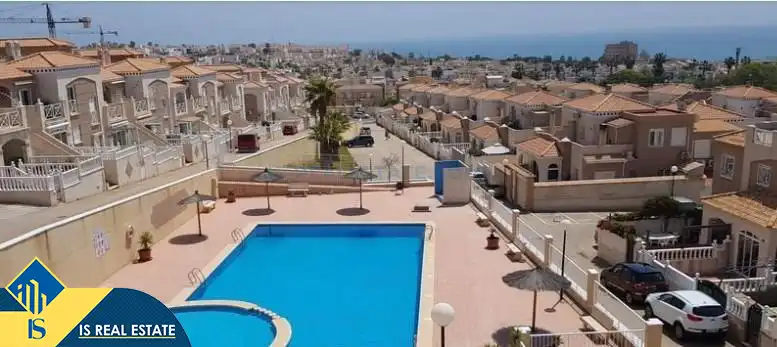 Piscina de Casa adosada de lloguer en Torrevieja amb Aire condicionat, Calefacció i Jardí privat