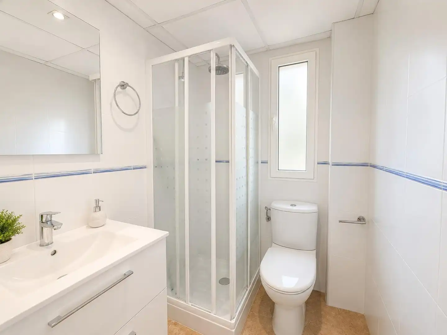Badezimmer von Einfamilien-Reihenhaus zum Verkauf in Enguera mit Klimaanlage, Heizung und Terrasse