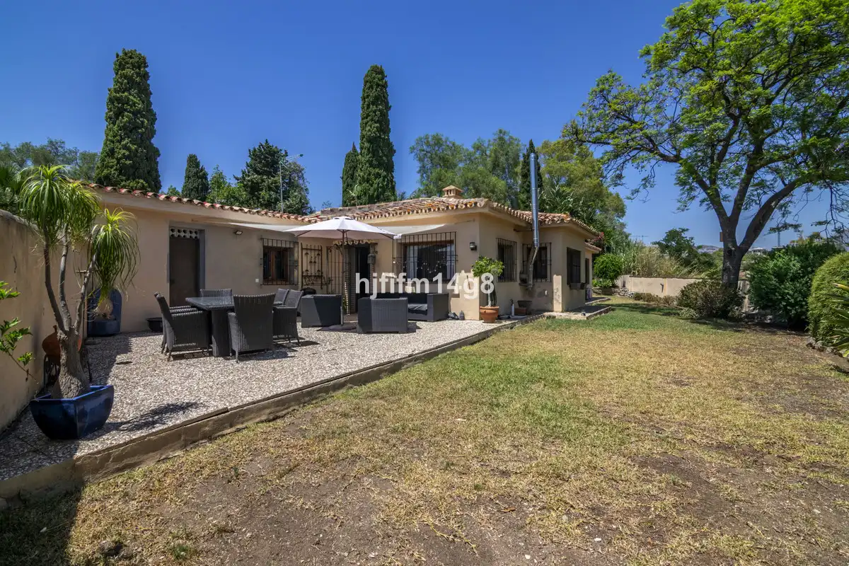 Detached house with garden for sale in Calle Benahavis