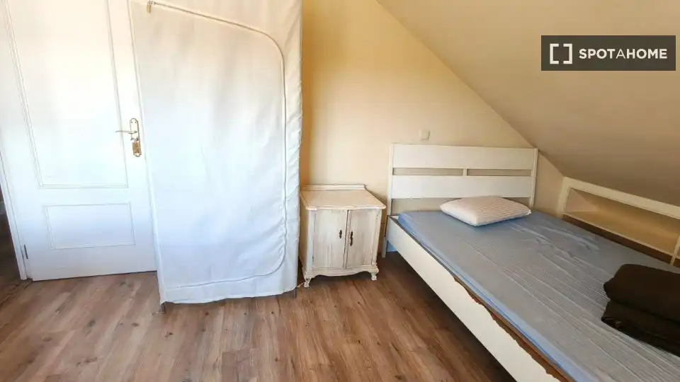 Dormitori de Pis per a compartir en Pozuelo de Alarcón amb Aire condicionat, Calefacció i Moblat