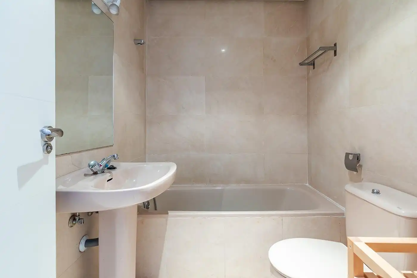 Baño de Apartamento de alquiler en Madrid con Aire acondicionado, Calefacción y Amueblado