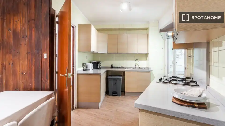 Room in Ensanche - Diputación