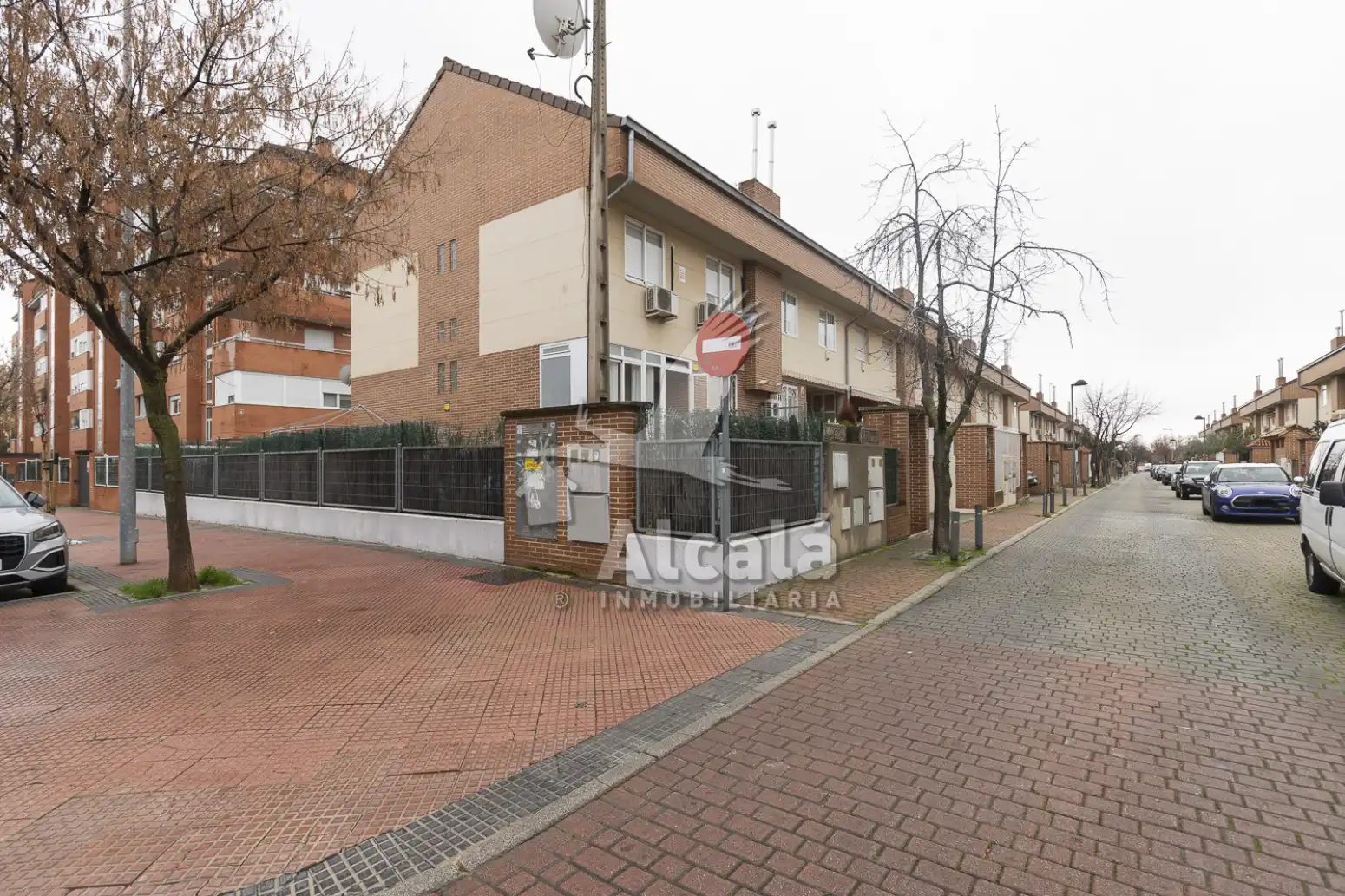 Außenansicht von Einfamilien-Reihenhaus zum Verkauf in Alcalá de Henares mit Heizung und Terrasse