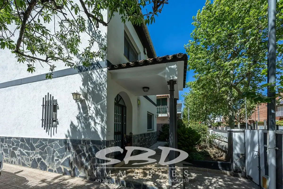 Vista exterior de Casa o xalet en venda en Barberà del Vallès amb Aire condicionat, Calefacció i Terrassa