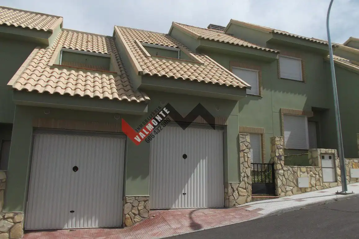 Vista exterior de Casa adosada en venta en El Casar de Escalona con Calefacción y Trastero