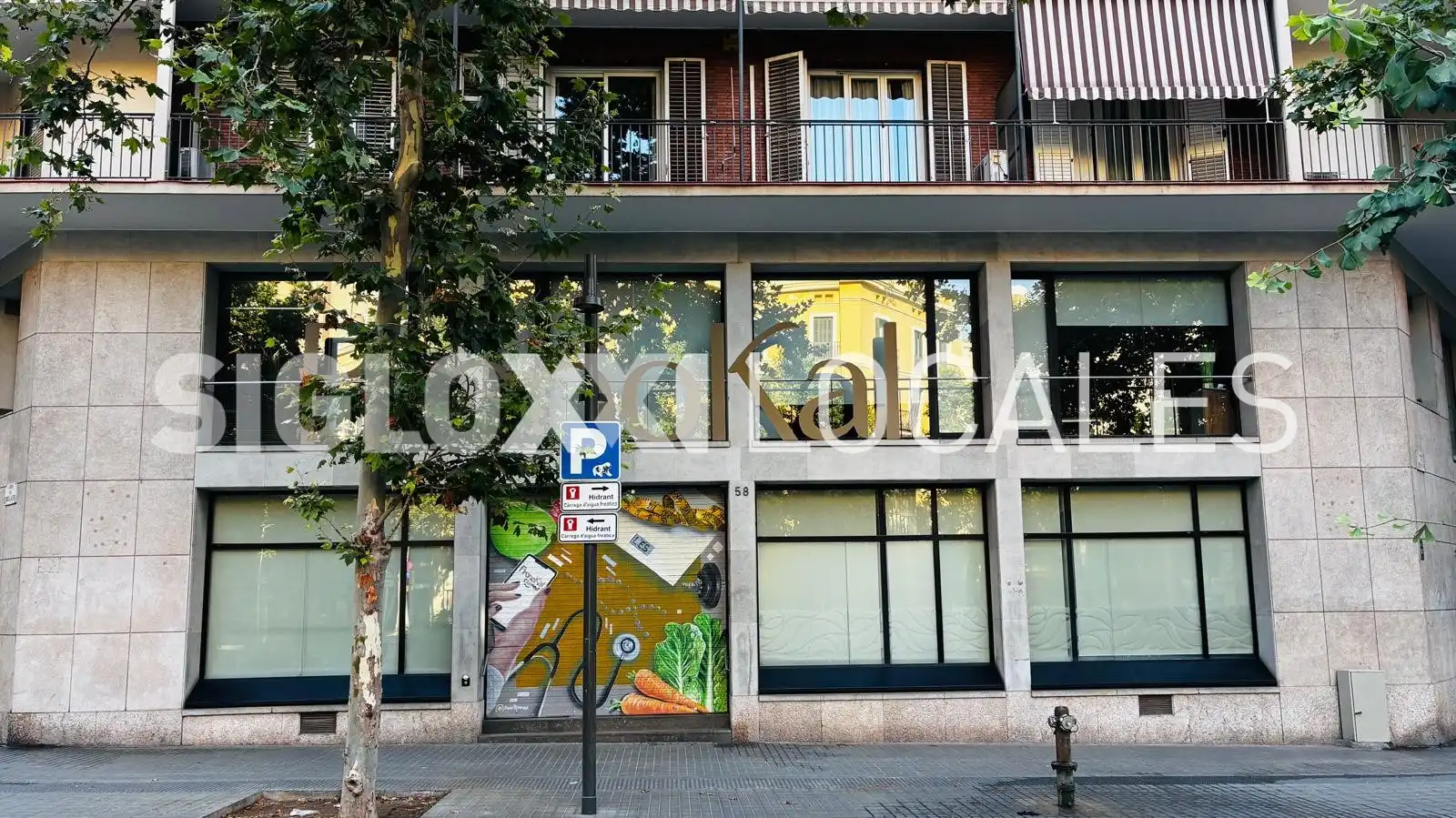 Exterior view of Commercial properties for rent in Barcelona  with Air Conditioner
