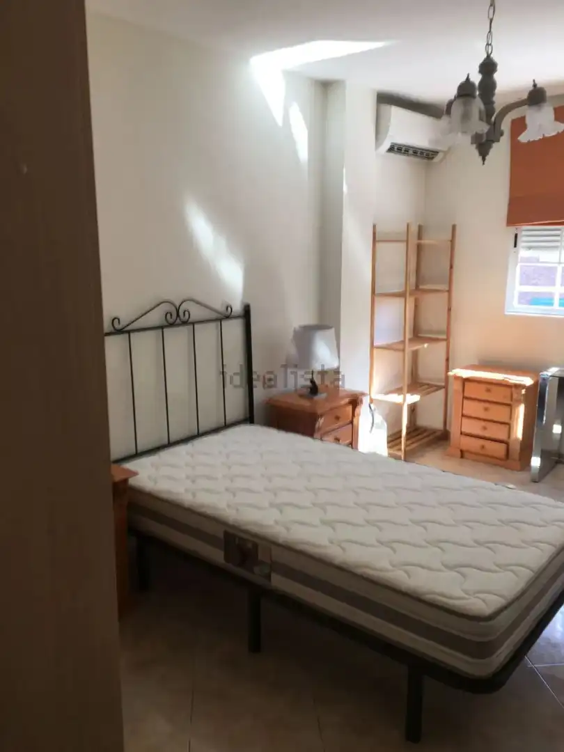 Habitación de Piso de alquiler en Granada con Aire acondicionado, Calefacción y Amueblado