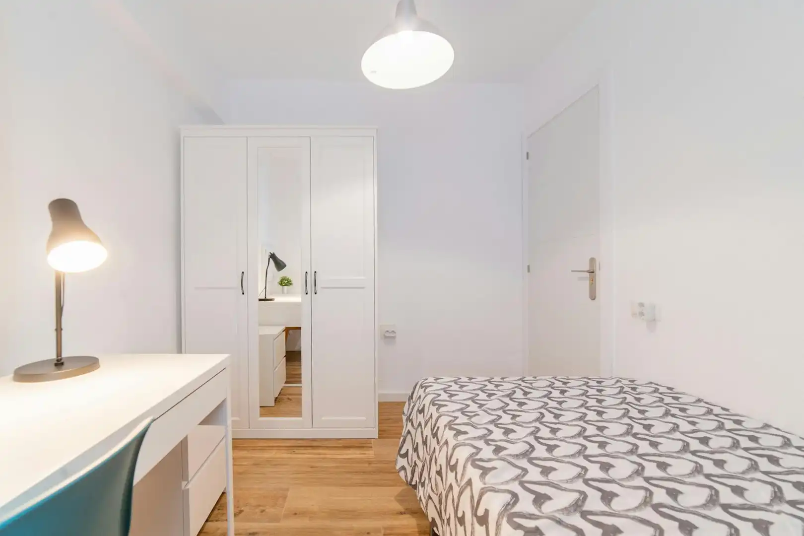 Bedroom of Flat for share in Valencia  with Furnished, Washing machine and Internet