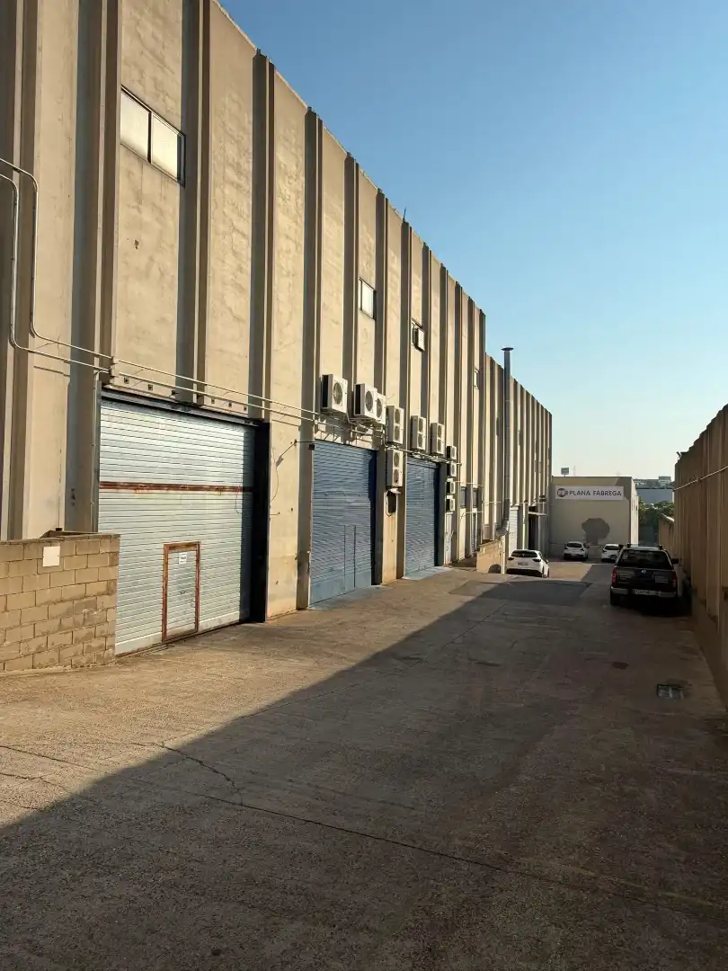Vista exterior de Nau industrial de lloguer en Terrassa