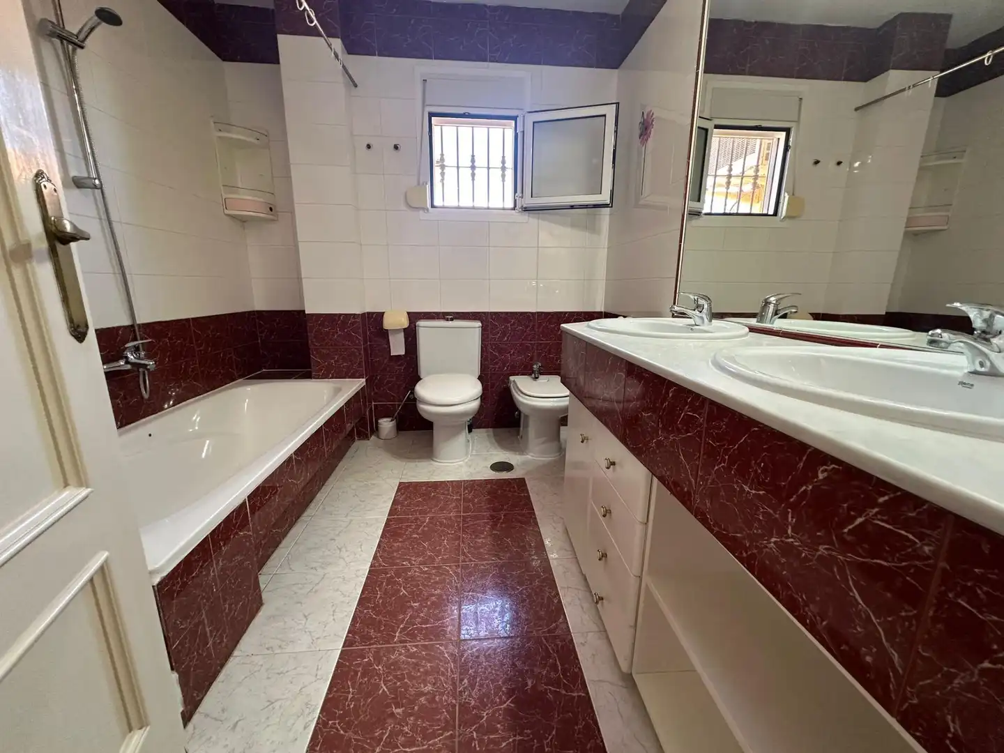 Baño de Casa adosada en venta en Benidorm con Aire acondicionado, Calefacción y Jardín privado