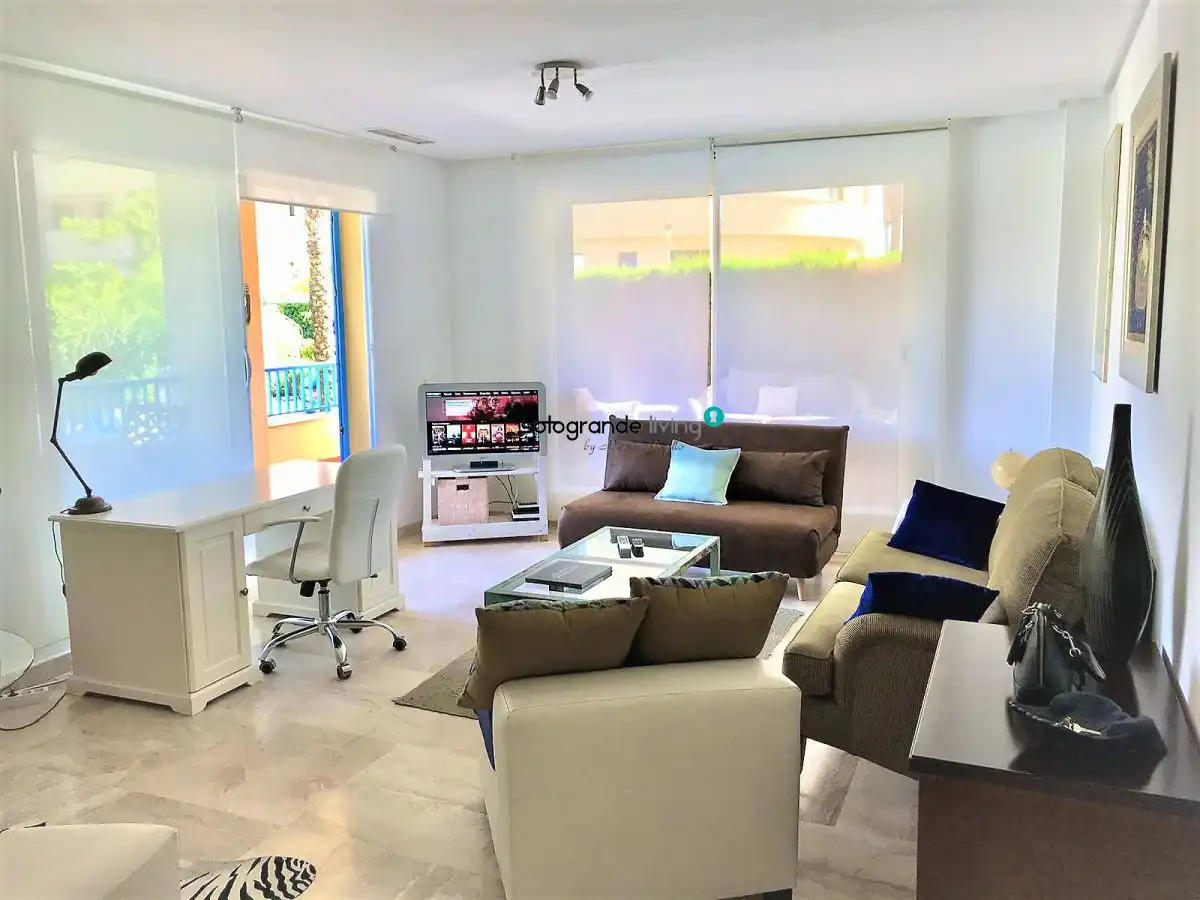 Sala de estar de Apartamento de alquiler en Sotogrande con Aire acondicionado, Calefacción y Terraza