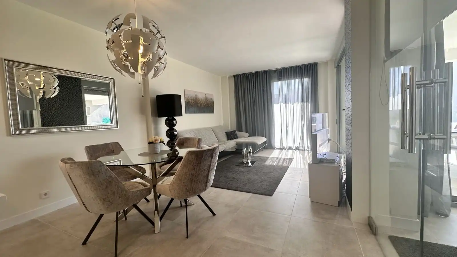 Sala de estar de Piso de alquiler en Estepona con Aire acondicionado, Terraza y Amueblado