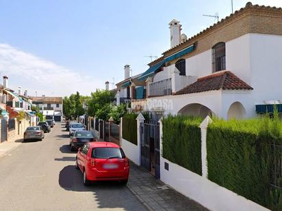 Vista exterior de Casa adosada en venda en Mairena del Aljarafe amb Traster i Balcó