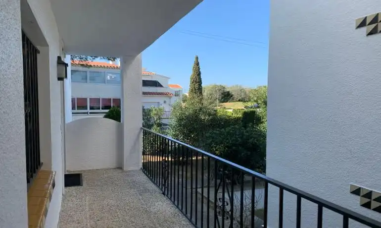 Terrasse von Erdgeschoss zum Verkauf in Roses mit Privatgarten, Möbliert und Gemeinschaftspool