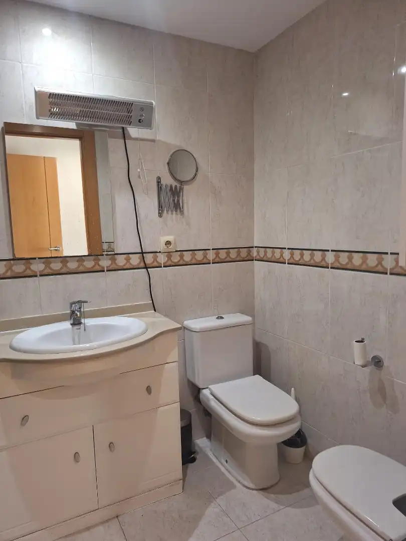Badezimmer von Wohnung zur Miete in Valencia mit Ofen und Waschmaschine