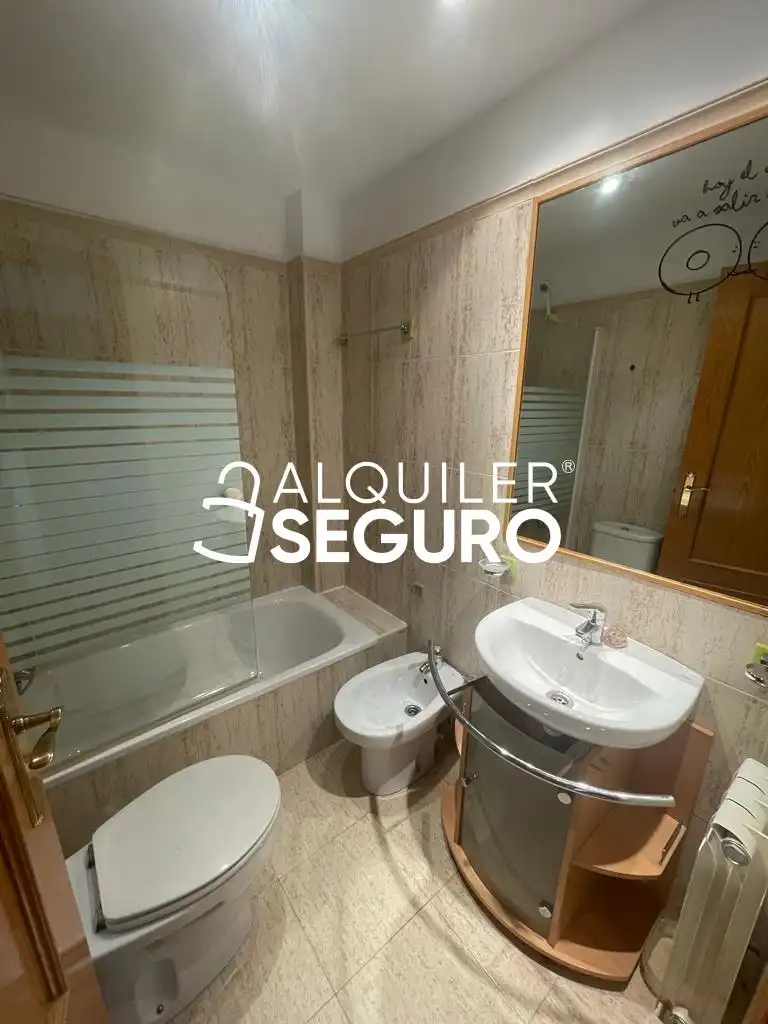 Badezimmer von Dachboden zur Miete in Madrid mit Heizung, Terrasse und Abstellraum