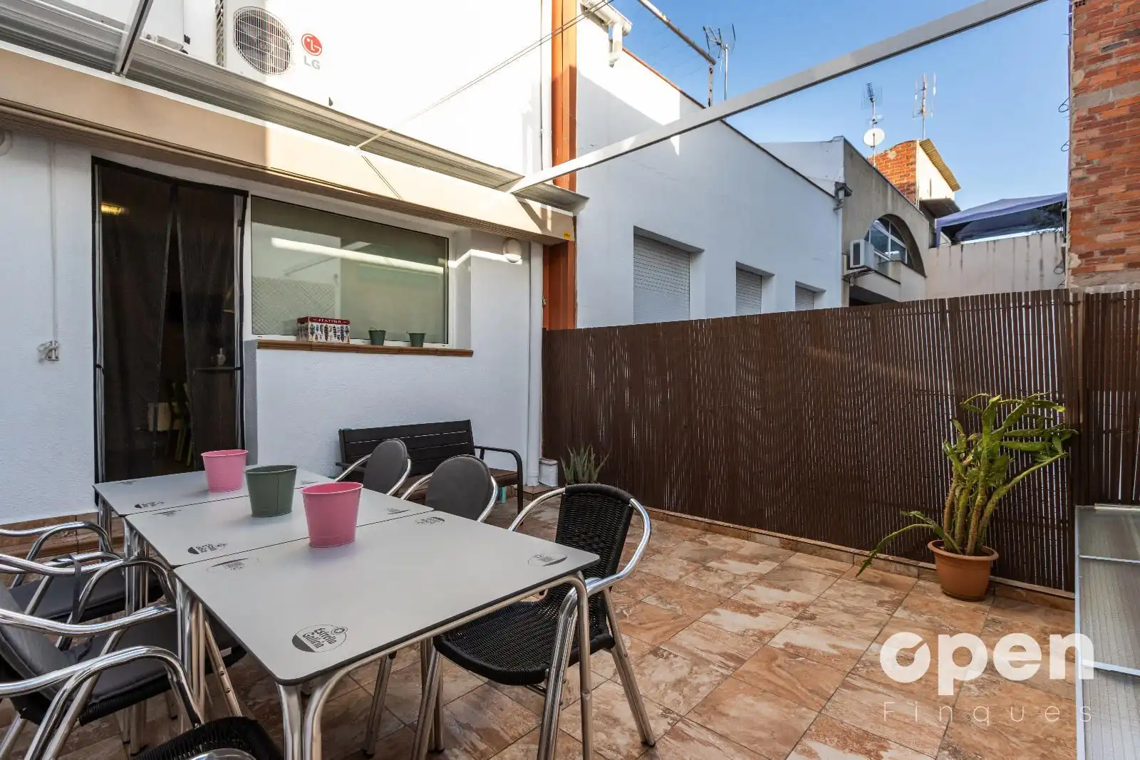 Terrasse von Einfamilien-Reihenhaus zum Verkauf in Terrassa mit Klimaanlage, Heizung und Terrasse