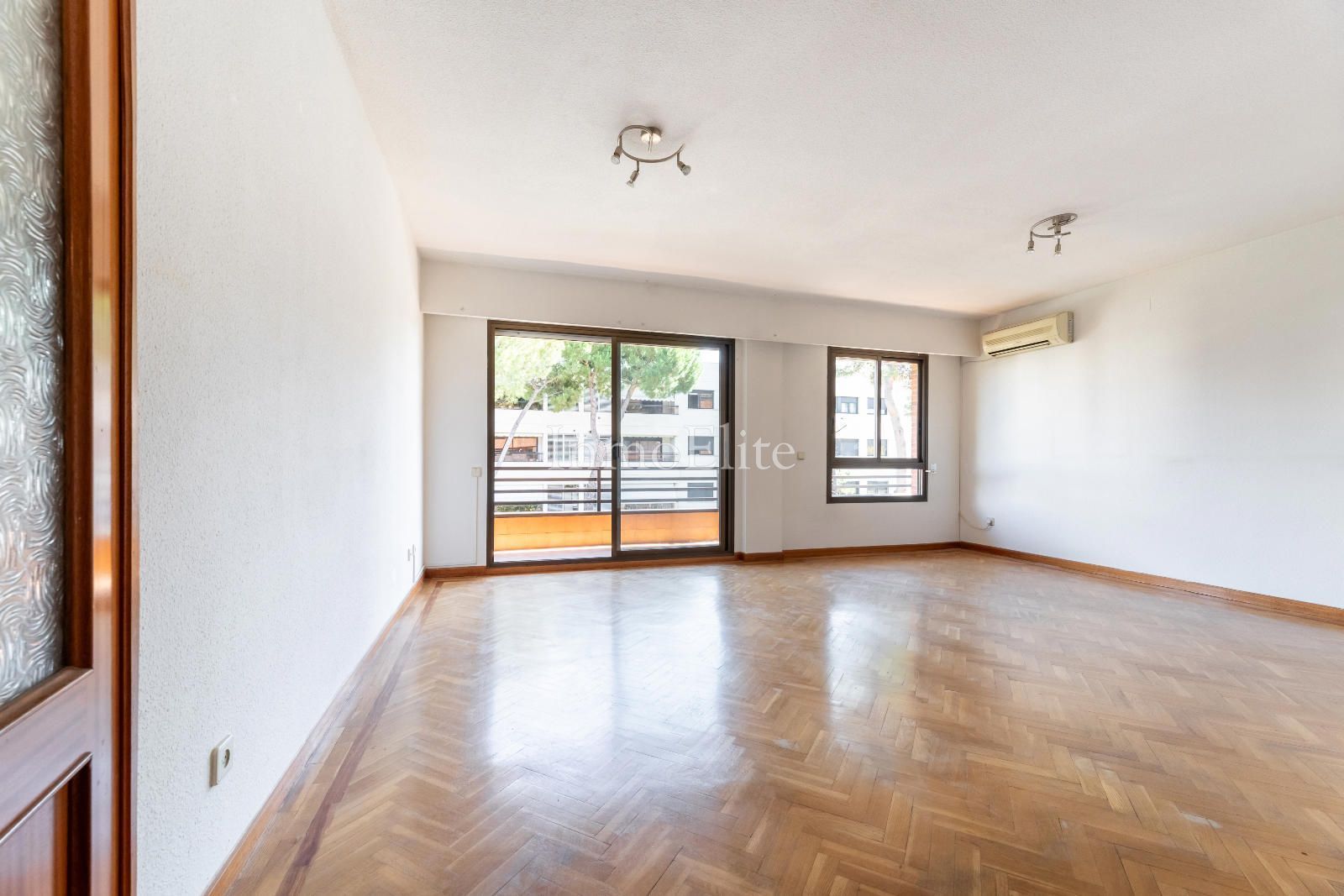 Living room of Flat for sale in Pozuelo de Alarcón  with Air Conditioner, Heating and Terrace
