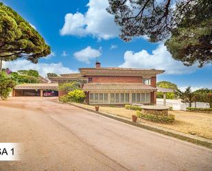 Vista exterior de Finca rústica en venda en Sant Andreu de Llavaneres amb Aire condicionat, Terrassa i Piscina