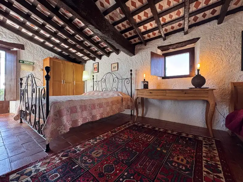 Habitación de Finca rústica en venta en Ullastret con Aire acondicionado, Calefacción y Jardín privado