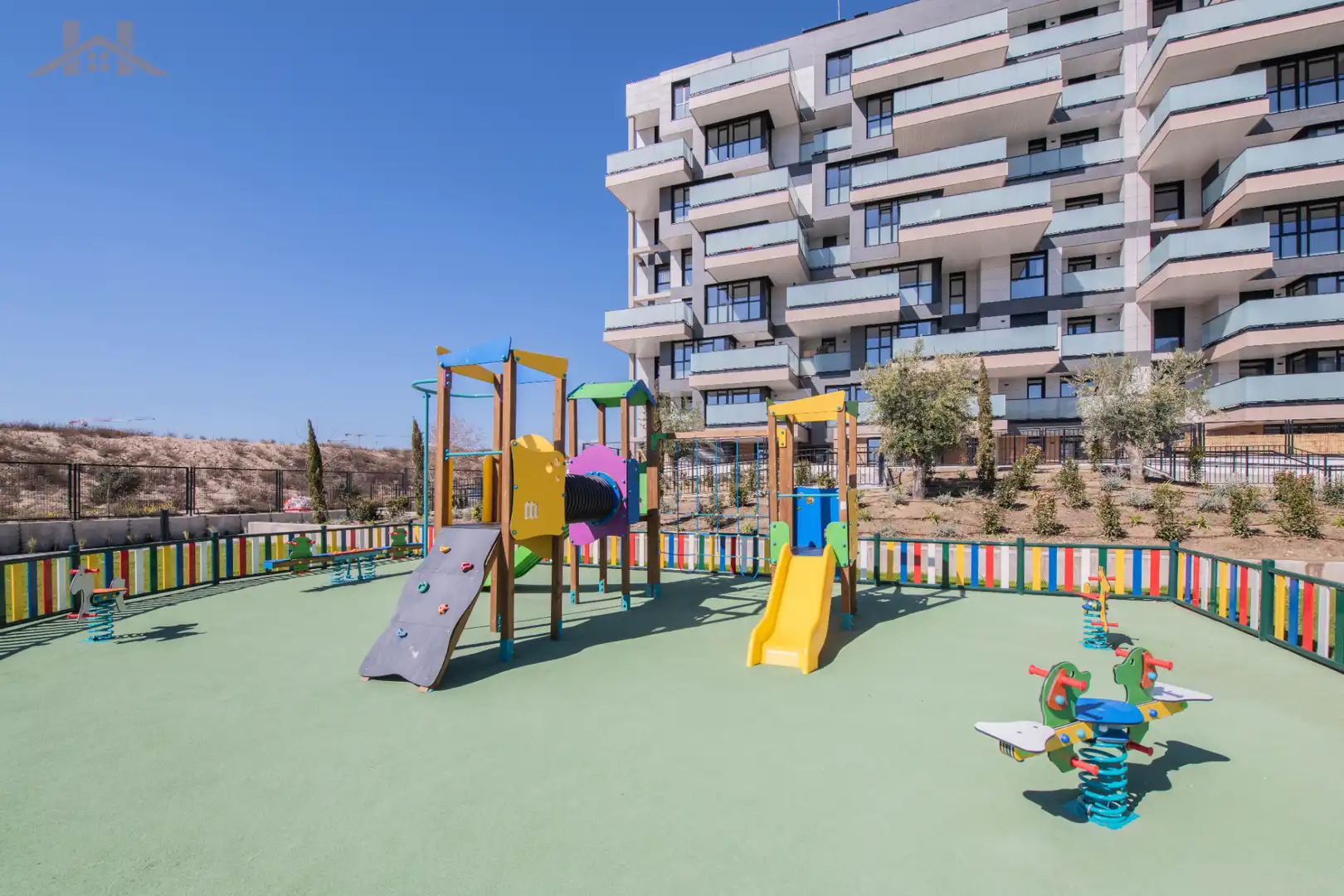 Außenansicht von Wohnung zum Verkauf in Tres Cantos mit Klimaanlage, Heizung und Terrasse