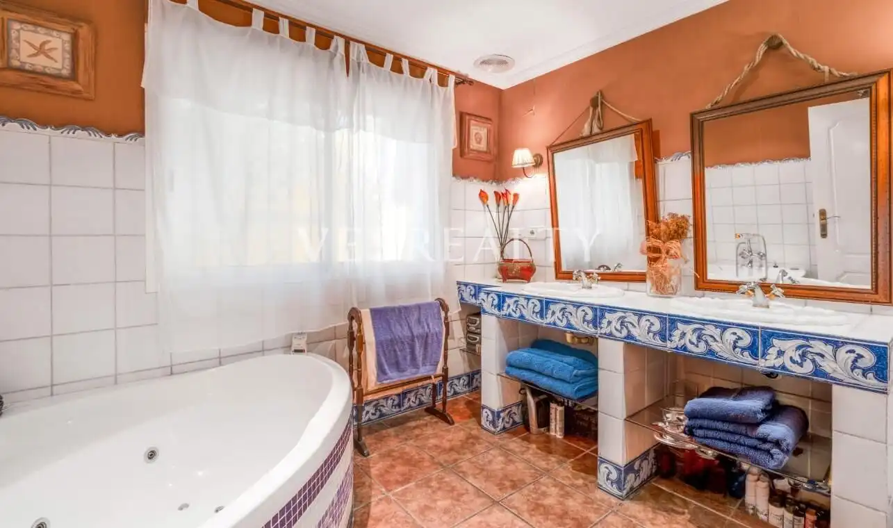 Bathroom of Houses for sale in Alicante / Alacant