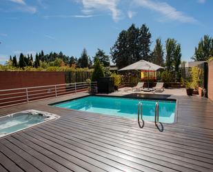 Piscina de Casa adosada en venda en  Madrid Capital amb Aire condicionat, Jardí privat i Parquet