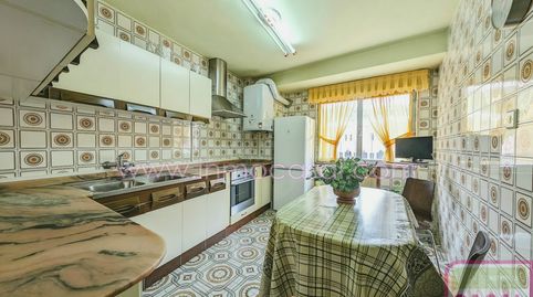 Piso de grandes dimensiones en el centro de Sama. Ascensor, 4 habitaciones, una de ellas en suite, 2 baños completos más un aseo,