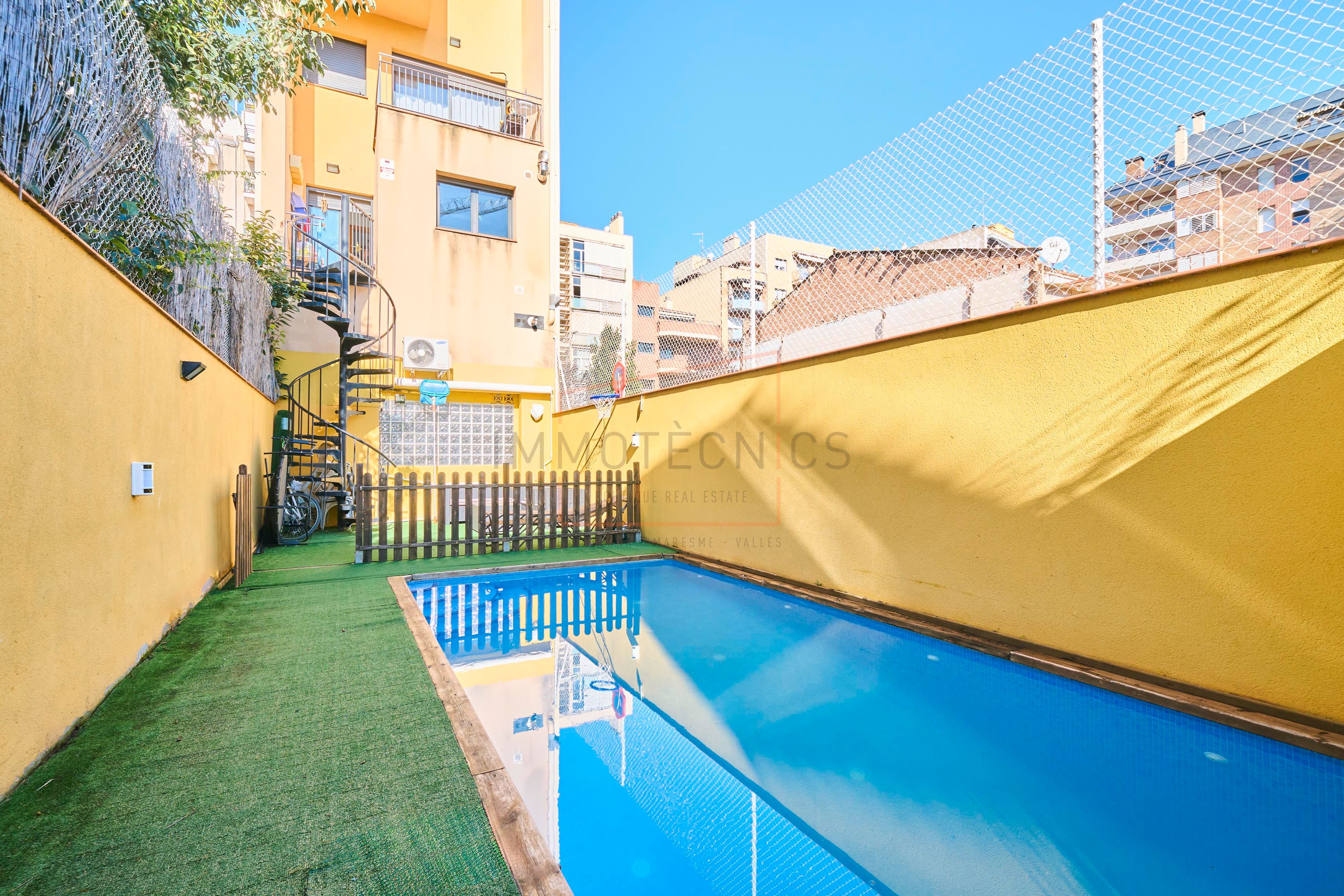Swimming pool of Single-family semi-detached for sale in Granollers  with Air Conditioner, Heating and Parquet flooring