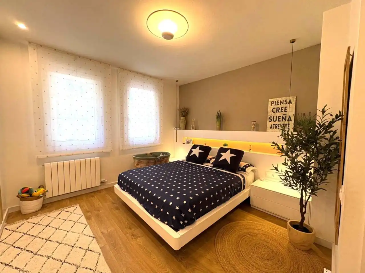 Habitación de Casa adosada en venta en Sant Cugat del Vallès con Aire acondicionado, Calefacción y Parquet