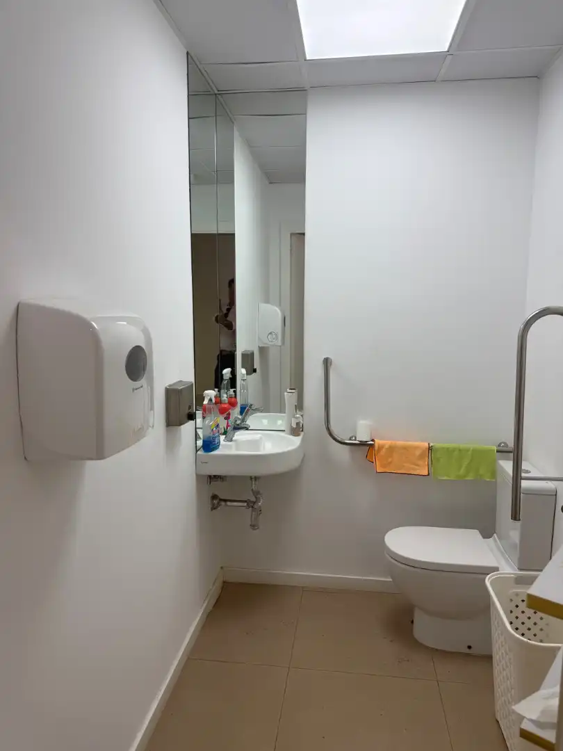 Badezimmer von Geschaftsraum zur Miete in Murcia mit Klimaanlage, Heizung und Parkett