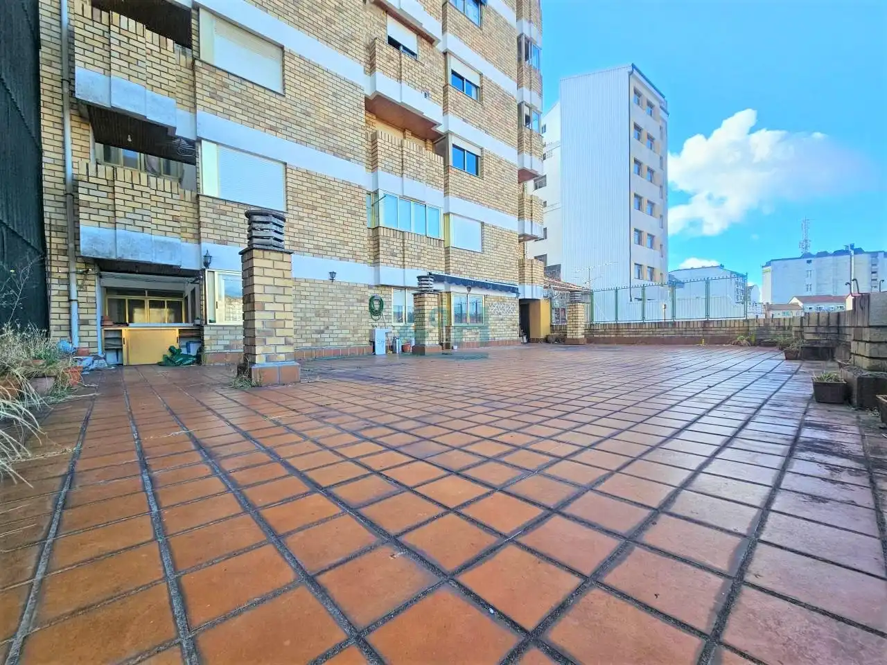 Außenansicht von Wohnung zum Verkauf in Ourense Capital  mit Heizung, Parkett und Terrasse