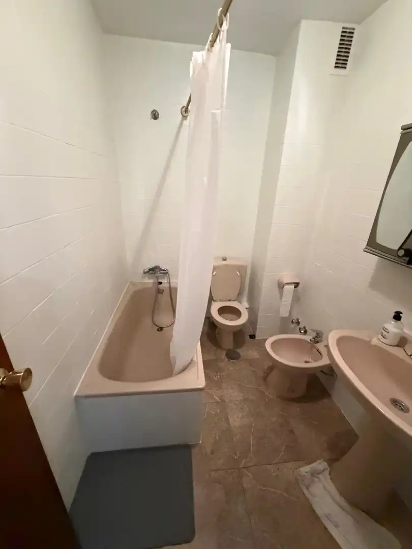 Baño de Piso para compartir en Jaén con Aire acondicionado, Calefacción y Amueblado