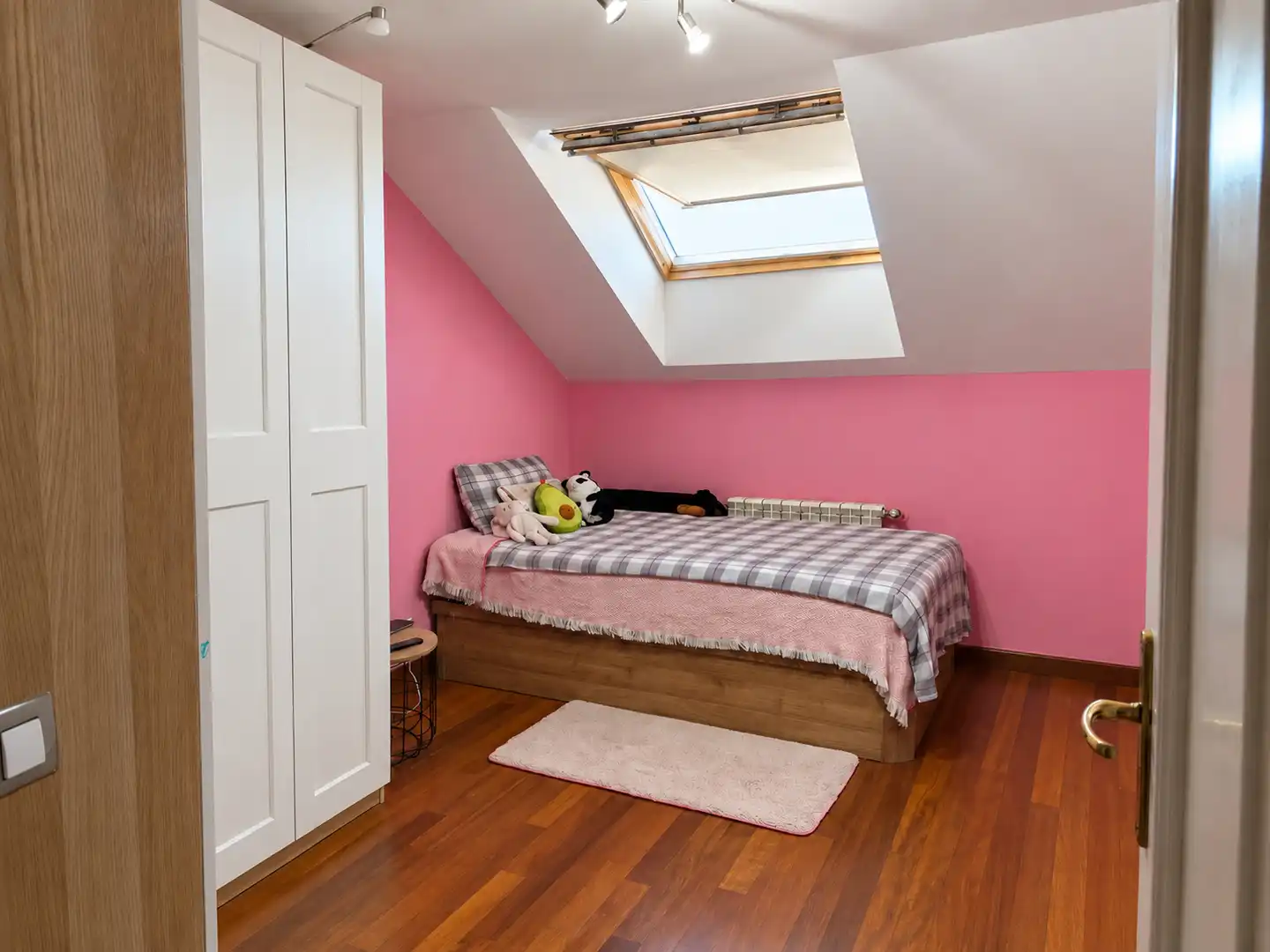 Schlafzimmer von Dachboden zur Miete in Santa María de Cayón mit Heizung, Terrasse und Abstellraum