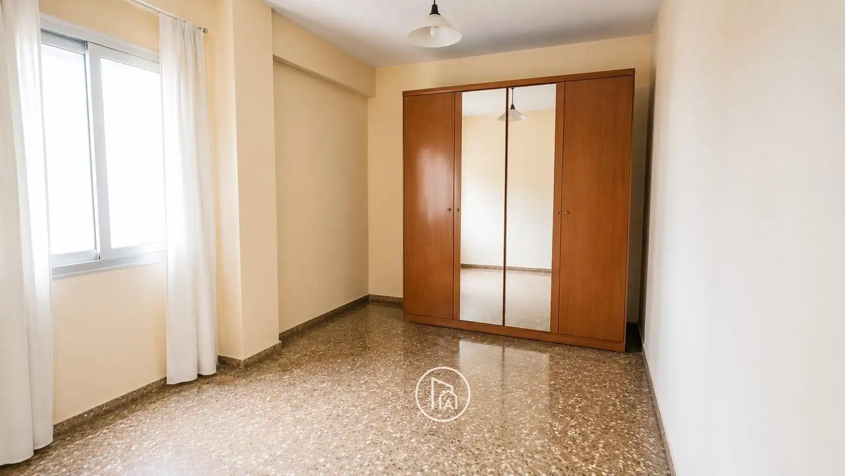 Habitación de Piso en venta en Paterna con Balcón
